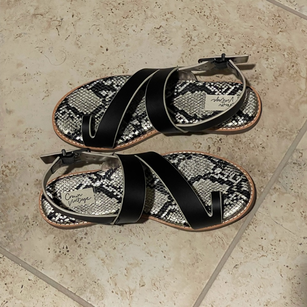Crown Vintage Aaliya Sandal in black / off white